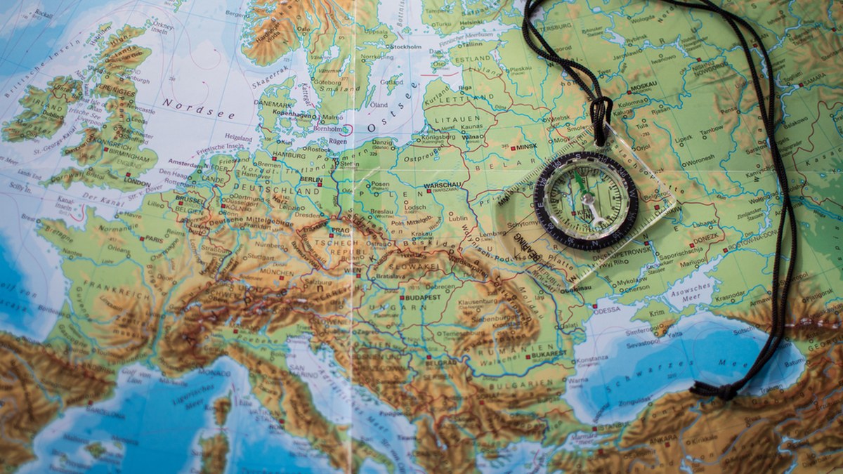 Компас и карта на столе: география очных занятий ОГЭ по физике в Корсакове