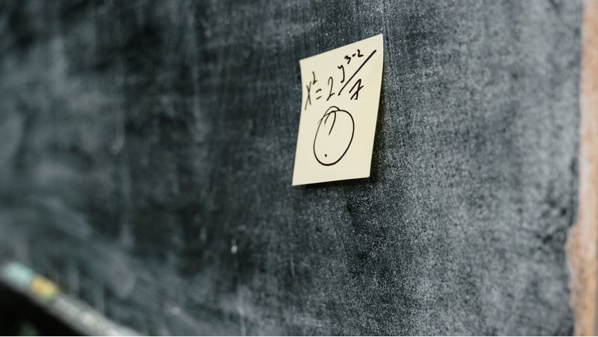 Урок математики на доске: стикер с формулой — очный репетитор для 7–8 класса в Корсакове